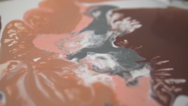 抽象的な背景、ぼかし。液体アクリルのワークショップ。流体アート。キャンバスにアクリル塗料で塗りつぶします。クリエイティブな仕事 — ストック動画