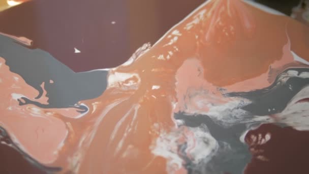 抽象的な背景、ぼかし。液体アクリルのワークショップ。流体アート。キャンバスにアクリル塗料で塗りつぶします。クリエイティブな仕事 — ストック動画