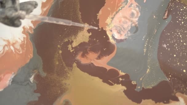 En droppe alkohol droppar från en pipett på en duk med akrylfärg. samspelet mellan alkohol och vattenbaserade akryl. Flytande marmor konsistens lyx. Fluid art. — Stockvideo