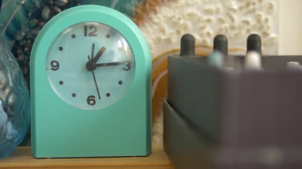Despertador verde em uma prateleira no estúdio criativo de artistas . — Vídeo de Stock