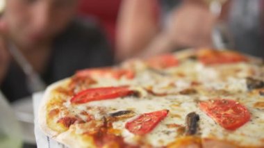 Close. samimi bir akşam yemeğinde pizza.