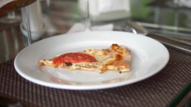 Close. arkadaşlarıyla bir restoranda otururken pizza yiyen kadın