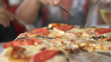 Close. samimi bir akşam yemeğinde pizza.
