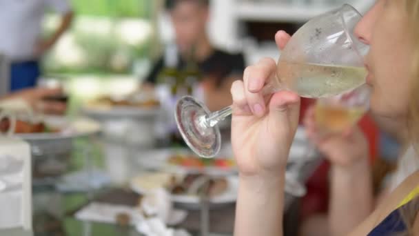 Nahaufnahme. Frau trinkt Wein an einem Tisch bei einem freundlichen oder familiären Abendessen — Stockvideo