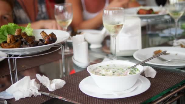 Cena amistosa o familiar. la gente come y bebe en una mesa grande — Vídeos de Stock