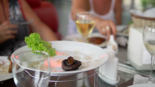 Jantar amigável ou em família. as pessoas comem e bebem em uma grande mesa — Vídeo de Stock