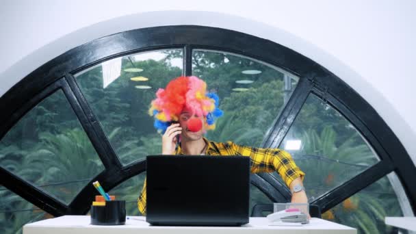 Concetto di allegoria, impiegato. Clown manager in ufficio — Video Stock