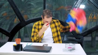 alegori kavramı, ofis çalışanı. Ofiste palyaço yöneticisi