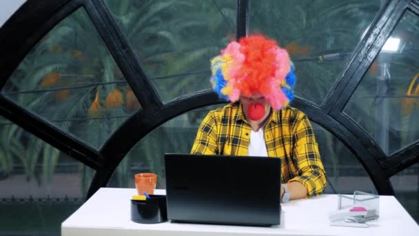 Concetto di allegoria, impiegato. Clown manager in ufficio — Video Stock