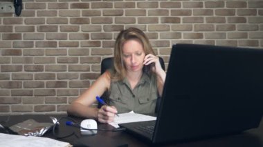 yaratıcı kriz kavramı, fikirleri engelleme. modern bir çatı katında bir dizüstü bilgisayar da oturan rahatsız kadın.