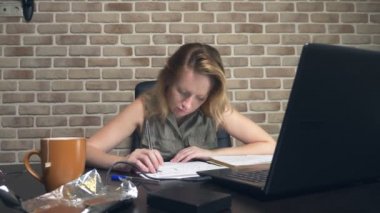 yaratıcı kriz kavramı, fikirleri engelleme. modern bir çatı katında bir dizüstü bilgisayar da oturan rahatsız kadın.