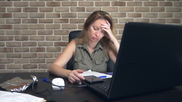 Kreativt kris koncept, som blockerar idéer. irriterad kvinna sitter på en bärbar dator i ett modernt Loft. — Stockvideo