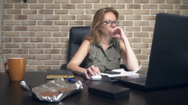 yaratıcı kriz kavramı, fikirleri engelleme. modern bir çatı katında bir dizüstü bilgisayar da oturan rahatsız kadın.