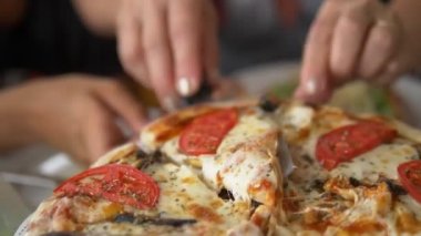 Close. samimi bir akşam yemeğinde pizza.