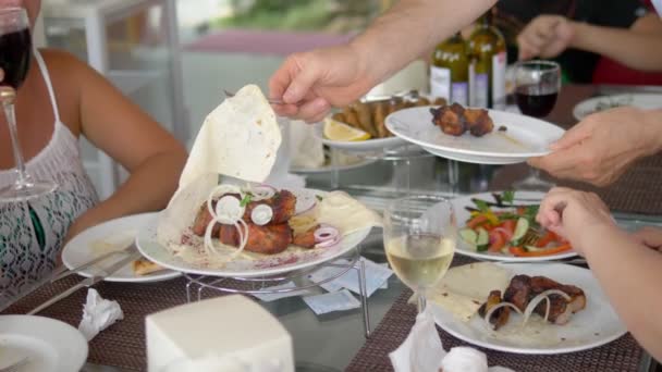 Gros plan. les gens clignent des verres de vin à une table lors d'un dîner amical ou en famille — Video