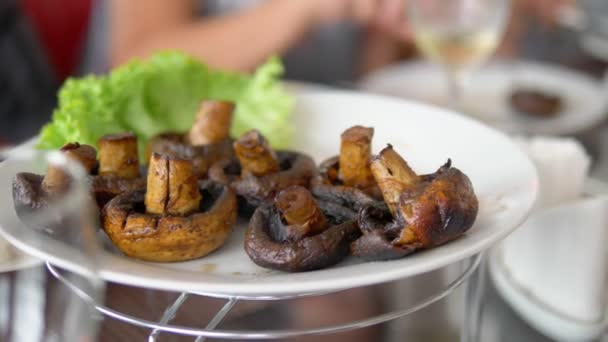 Primer plano. Champiñones rellenos con queso y verduras — Vídeos de Stock