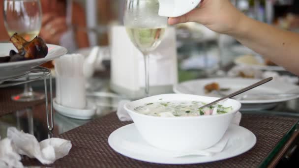 Dîner convivial ou en famille. les gens mangent et boivent à une grande table — Video