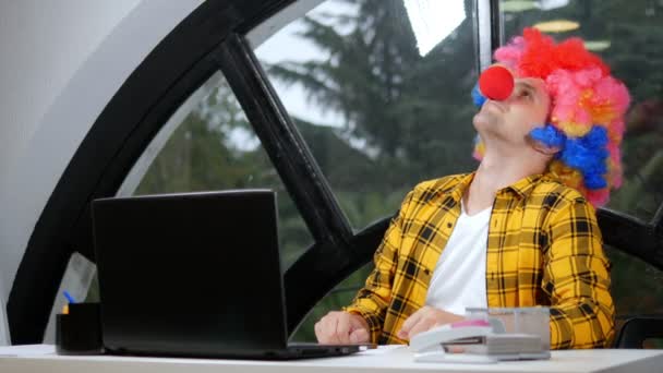 Allegorie concept, kantoormedewerker. Clown Manager op kantoor — Stockvideo