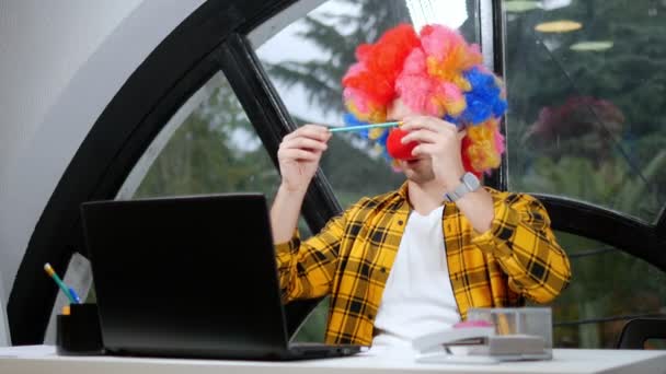 Allegorie concept, kantoormedewerker. Clown Manager op kantoor — Stockvideo