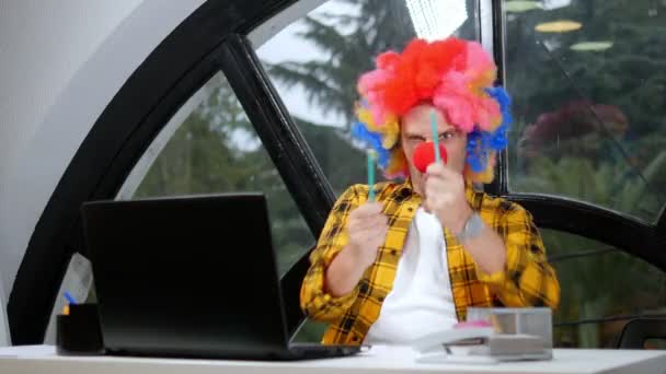 Concept allégorique, employé de bureau. Clown manager dans le bureau — Video