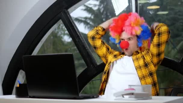 Allegori koncept, kontorsarbetare. Clown chef på kontoret — Stockvideo