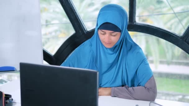 Bela mulher de negócios saudi no hijab trabalhando no escritório usando laptop, espaço de cópia — Vídeo de Stock