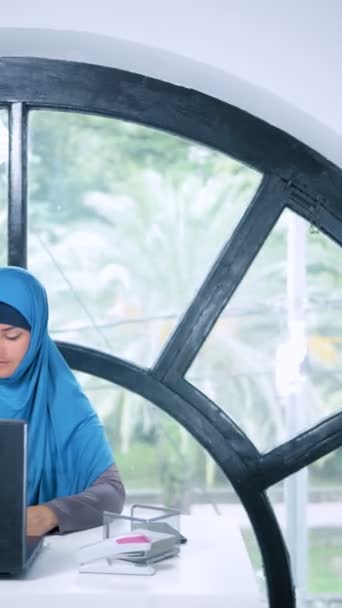 Hermosa mujer de negocios saudí en hijab trabajando en la oficina utilizando el ordenador portátil, espacio de copia — Vídeos de Stock