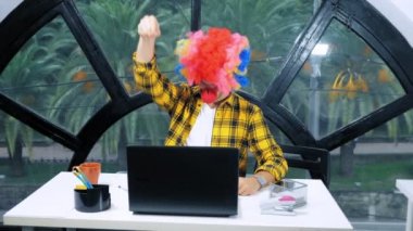alegori kavramı, ofis çalışanı. Ofiste palyaço yöneticisi