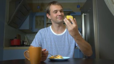 evde mutfakta oturan yemek yiyen rüya gibi adam