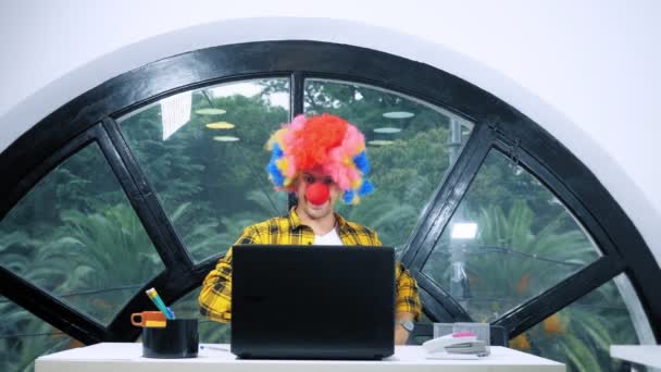 Allegory concept, office worker. Clown manager in the office — Stock Video