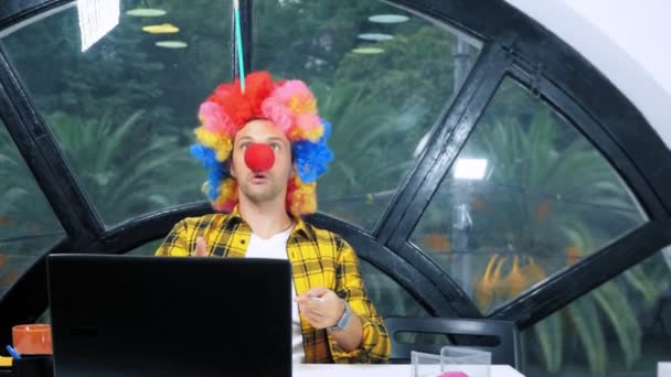 Koncepcji alegorii, pracownik biurowy. Clown kierownik w biurze — Wideo stockowe