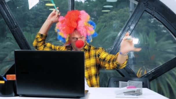 Concetto di allegoria, impiegato. Clown manager in ufficio — Video Stock