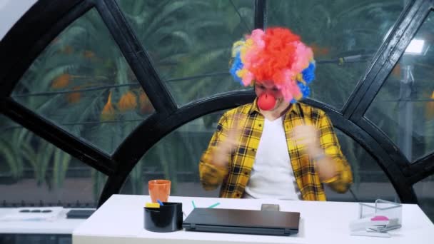 Concept allégorique, employé de bureau. Clown manager dans le bureau — Video