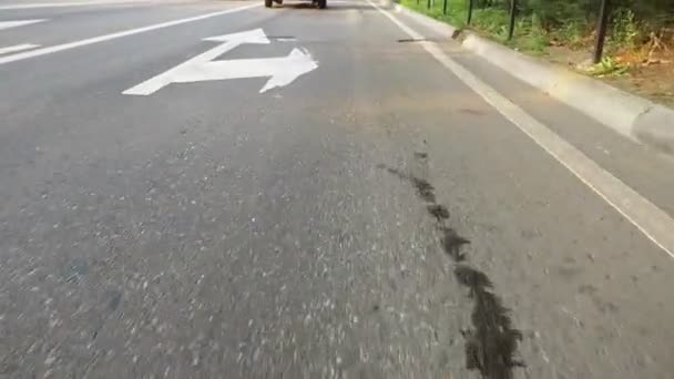 Tráfico en asfalto, vista superior, marcas de carreteras en la carretera — Vídeos de Stock