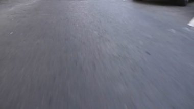 Hareket halindeki bir asfalt yolda park beyaz işaretleme hatları, park geçit.