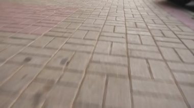 Taştan yapılmış park yolu. Kaldırımdaki trafik. yolda kapaklar.