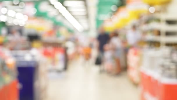 Lidé v supermarketu, rozmazané pozadí. Kupující výběr produktů v supermarketu. — Stock video