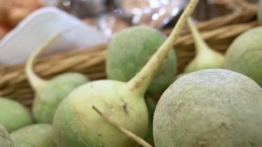 Close. Bir süpermarkette şalgam kökü sebze seçimi