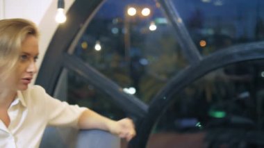 Büyük bir şehir konseptinde aile danışmanlığı ve sosyalleşme konuları. Bir kadın psikolog bir ofiste bir kadın ve onun genç oğlu danışır hangi ışıkları büyük bir güzel pencere ile