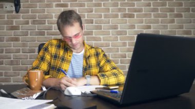 hüsrana uğramış bir adam konsantre olamaz, yazarlar bir blok sahip, yeni fikirler eksikliği, ya da yaratıcı bir kriz. modern bir çatı katında