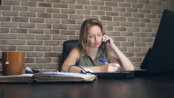 Concetto di crisi creativa, bloccando le idee. donna infastidita seduta a un computer portatile in un loft moderno . — Video Stock