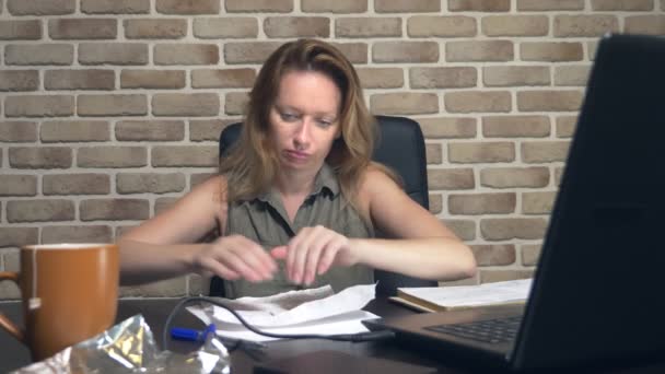 Concetto di crisi creativa, bloccando le idee. donna infastidita seduta a un computer portatile in un loft moderno . — Video Stock