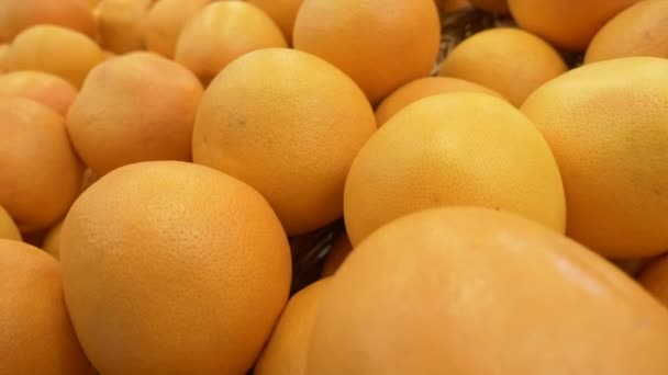 Fondo de naranjas frescas. Primer plano. naranjas en el mostrador en el supermercado — Vídeos de Stock