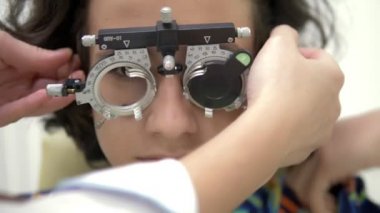 Close. optometrist deneme çerçevesi, görsel muayene cihazı ile genç hasta. , göz doktoru muayene