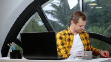 alegori kavramı, ofis çalışanı. Ofiste palyaço yöneticisi