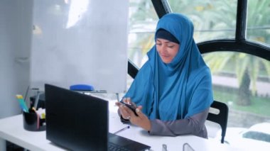 dizüstü bilgisayar kullanarak ofiste çalışan hijab güzel suudi iş kadını, kopya alanı