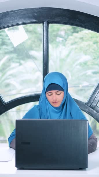 Vertikale, schöne saudi Geschäftsfrau im Hijab arbeitet im Büro mit Laptop, Kopierraum — Stockvideo