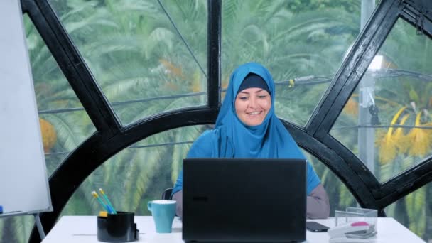 Mooie Saoedische zakenvrouw in hijab werken in Office met behulp van laptop, kopieer ruimte — Stockvideo