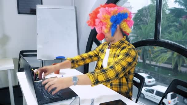 Concetto di allegoria, impiegato. Clown manager in ufficio — Video Stock