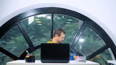 alegori kavramı, ofis çalışanı. Ofiste palyaço yöneticisi